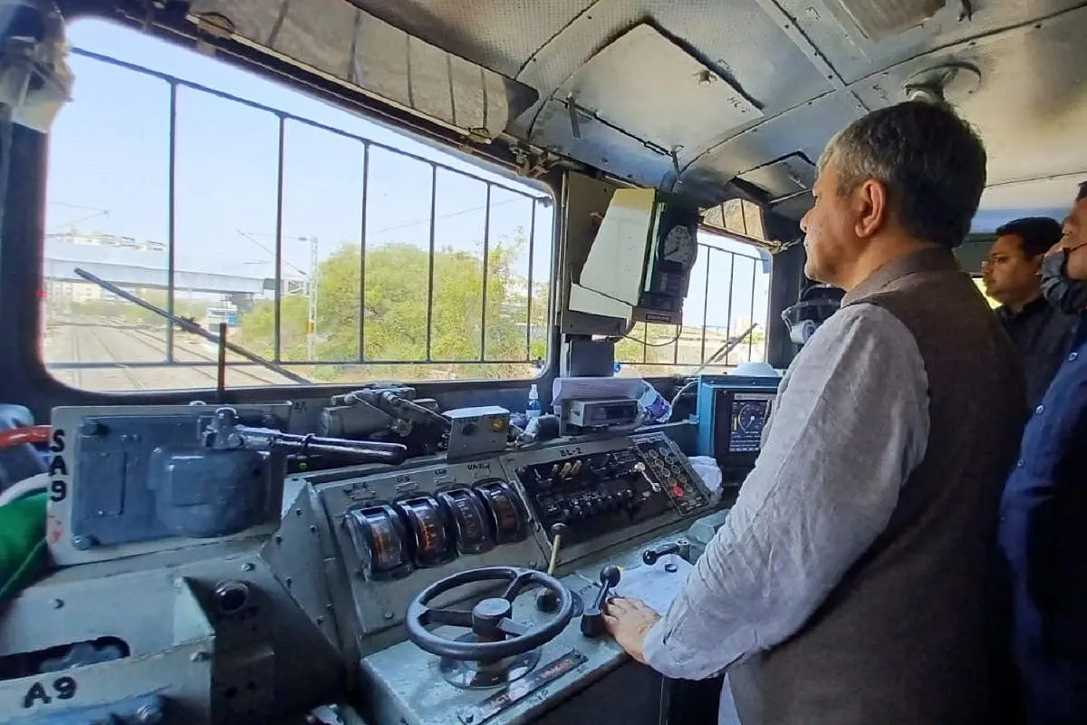 Report From Ground Zero: When Railways Tested Their Collision-Prevention System, With The Minister On Board