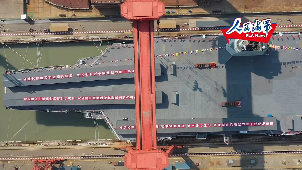The carrier has a flat-top flight deck. (@RupprechtDeino
/Twitter)