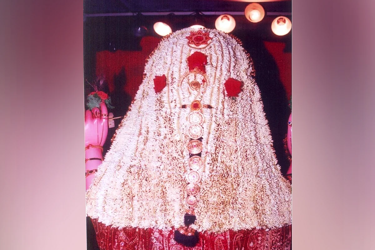 The son phool - a special hair dress using the local jasmine - exclusive to the region(SSMS)