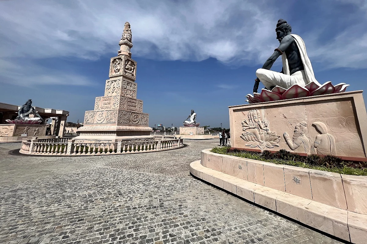 Saptarishis with the Shiva Stambha