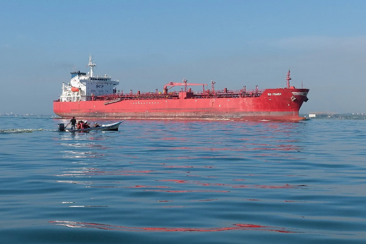 amid-economic-crisis-pakistan-pays-for-discounted-russian-crude-oil-in