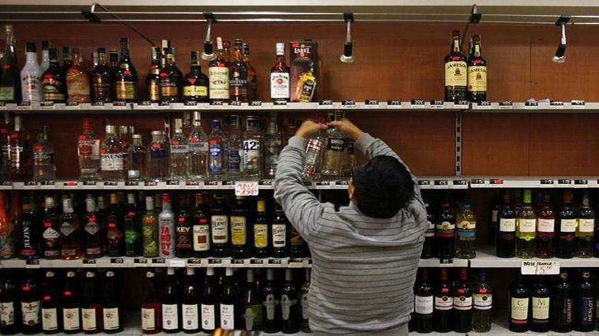 Pune: Strict action against wine shop owners for flouting social distancing