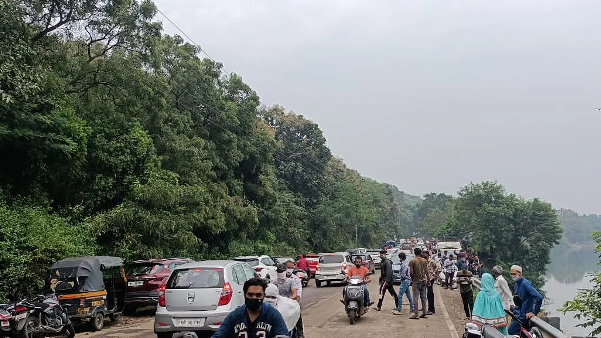 Pune: People chill and spend their weekend at Khadakwasla dam chowpatty amid ban