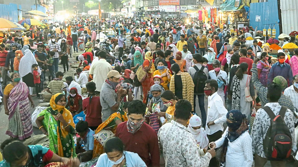 Punekars throng market ahead of Diwali