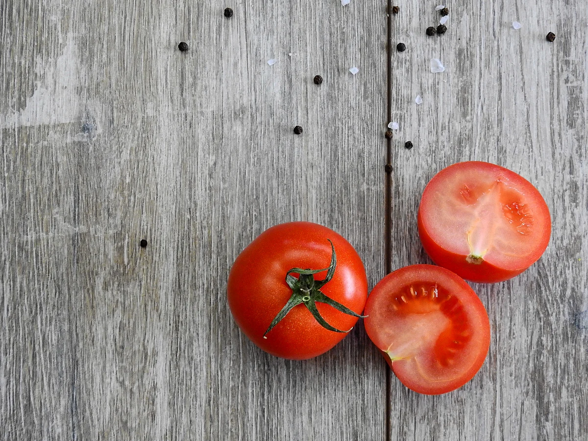Tomato and cucumber face mask