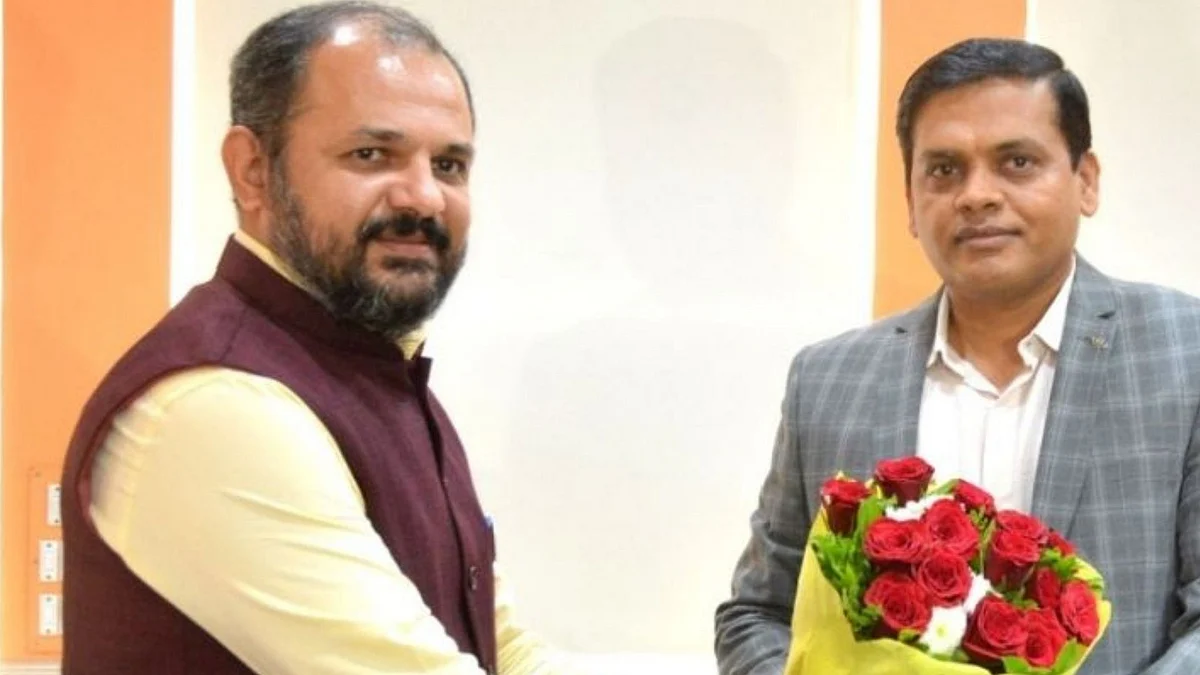 Newly appointed PCMC Commissioner Rajesh Patil (R) took charge from Shravan Hardikar (L) on Monday