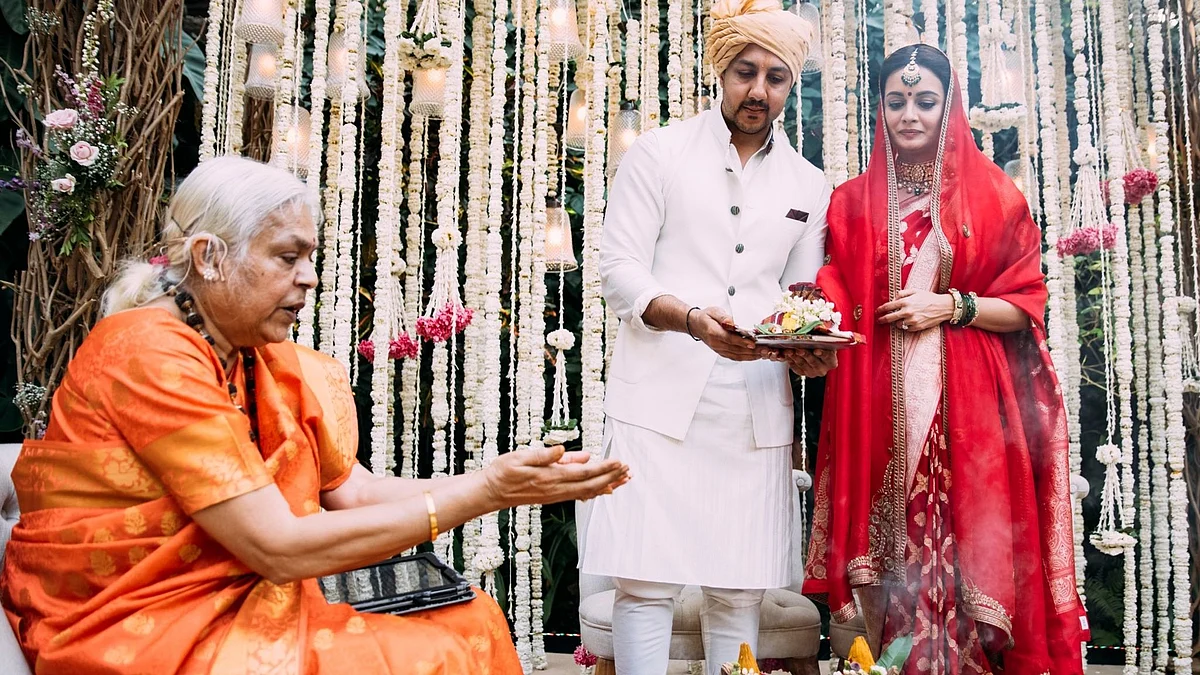 Dia Mirza posted this picture of her wedding on Twitter and thanked Sheela Atta, the priestess for conducting the rituals.