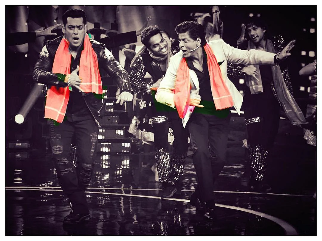 Shah Rukh Khan (R) shared a picture with Salman Khan (L) on Instagram with a caption, 'Bhai ne Phir Jiyra Chakna Choor kar diya. Thank u Big Boss & @beingsalmankhan for a great evening starting with #Zero love you all.'