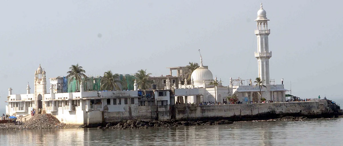 SC gives last chance to Maha to remove Haji Ali encroachments