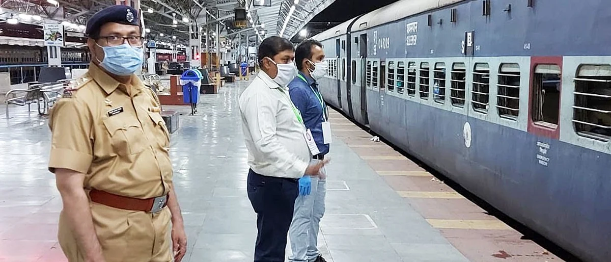 Pune Railway Division use 30 isolation coaches for Shramik Special Train