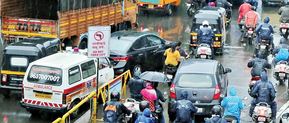 Hyderabad cop runs 2 km to make way for ambulance