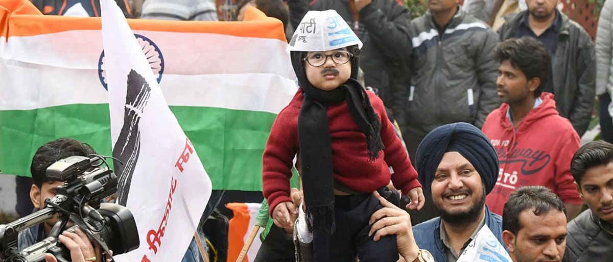 Shiv Sena bashes BJP...with AAP's broom!