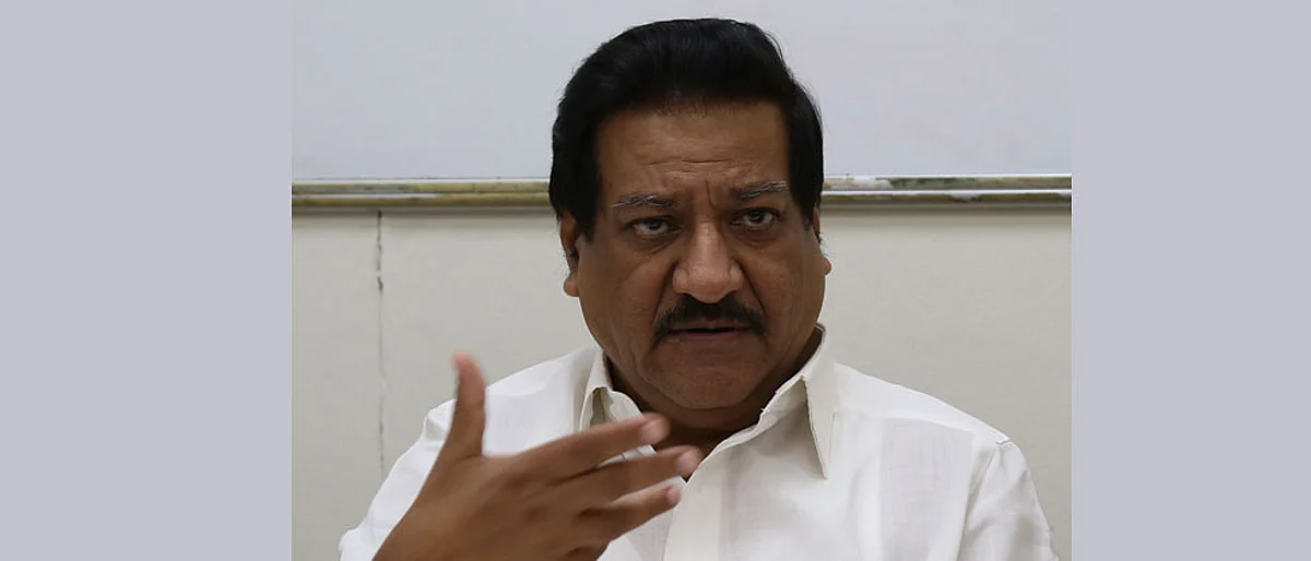 Prithviraj Chavan urges Maharashtra government to resume newspaper distribution