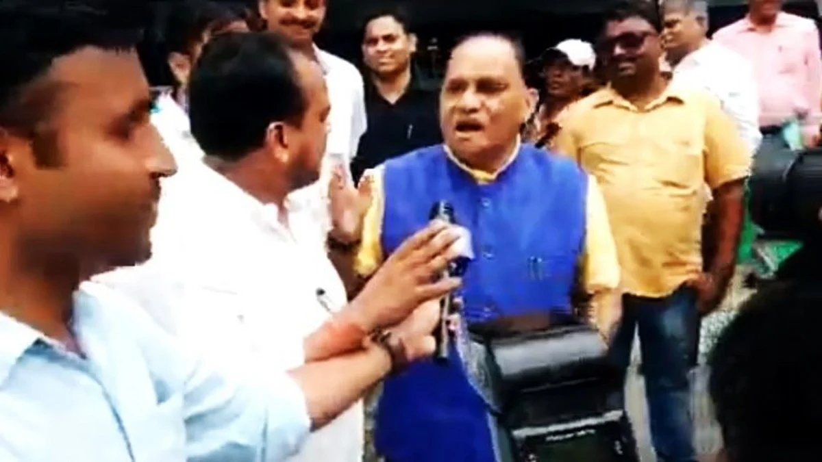 ‘വിളിക്ക് ജയ് ശ്രീറാം’; കോണ്ഗ്രസ് എംഎല്എ ഇര്ഫാന് അന്സാരിയെ പരസ്യമായി കൈയേറ്റം ചെയ്ത് ബിജെപി മന്ത്രി