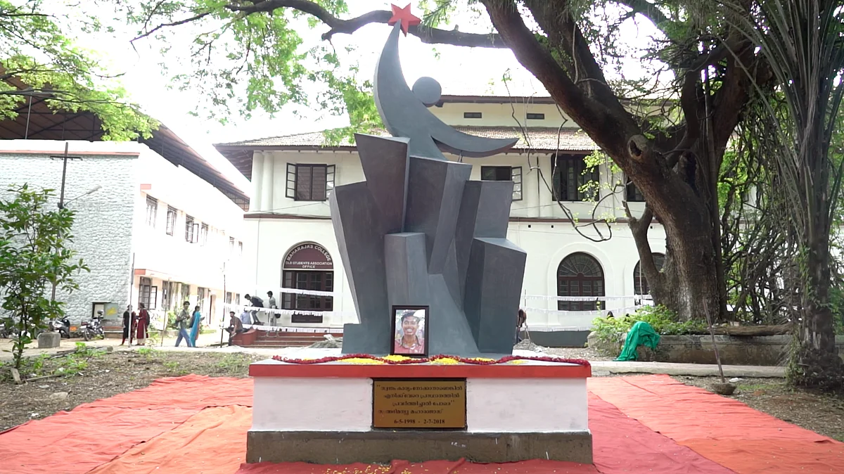 മഹാരാജാസിലെ അഭിമന്യു സ്മാരകം അനധികൃതമെന്ന് സര്ക്കാര്; മരിച്ചവര്ക്കെല്ലാം സ്മാരകമെന്ന നിലപാട് അപകടമെന്ന് ഹൈക്കോടതി