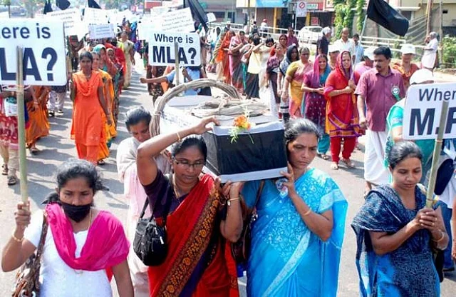 സഭയുടെ നേതൃത്വത്തില് നടത്തിയ പി ടി തോമസ് പ്രതീകാത്മക ശവഘോഷയാത്ര 