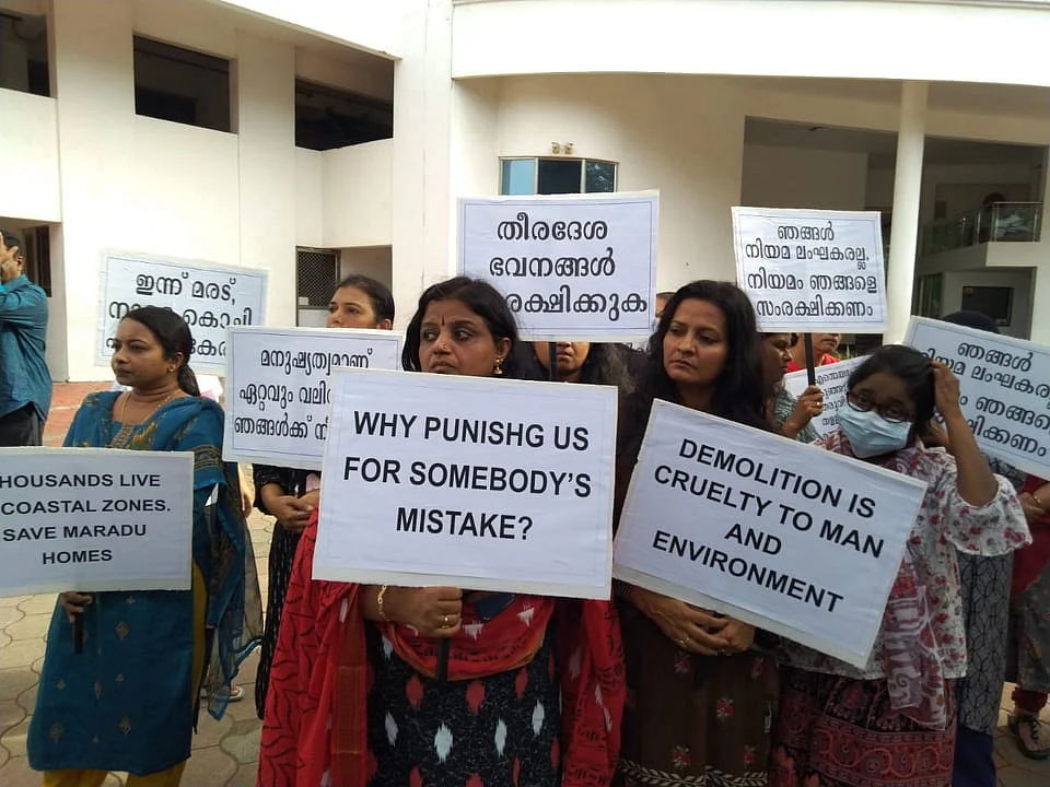 ‘അവധി ദിവസം നോട്ടീസ് പതിച്ചത് നീതി നിഷേധം’; നഗരസഭയുടെ നോട്ടീസ് കൈപ്പറ്റാതെ ഫ്ളാറ്റുടമകള്; ഭിത്തിയില് പതിച്ച് ഉദ്യോഗസ്ഥര്