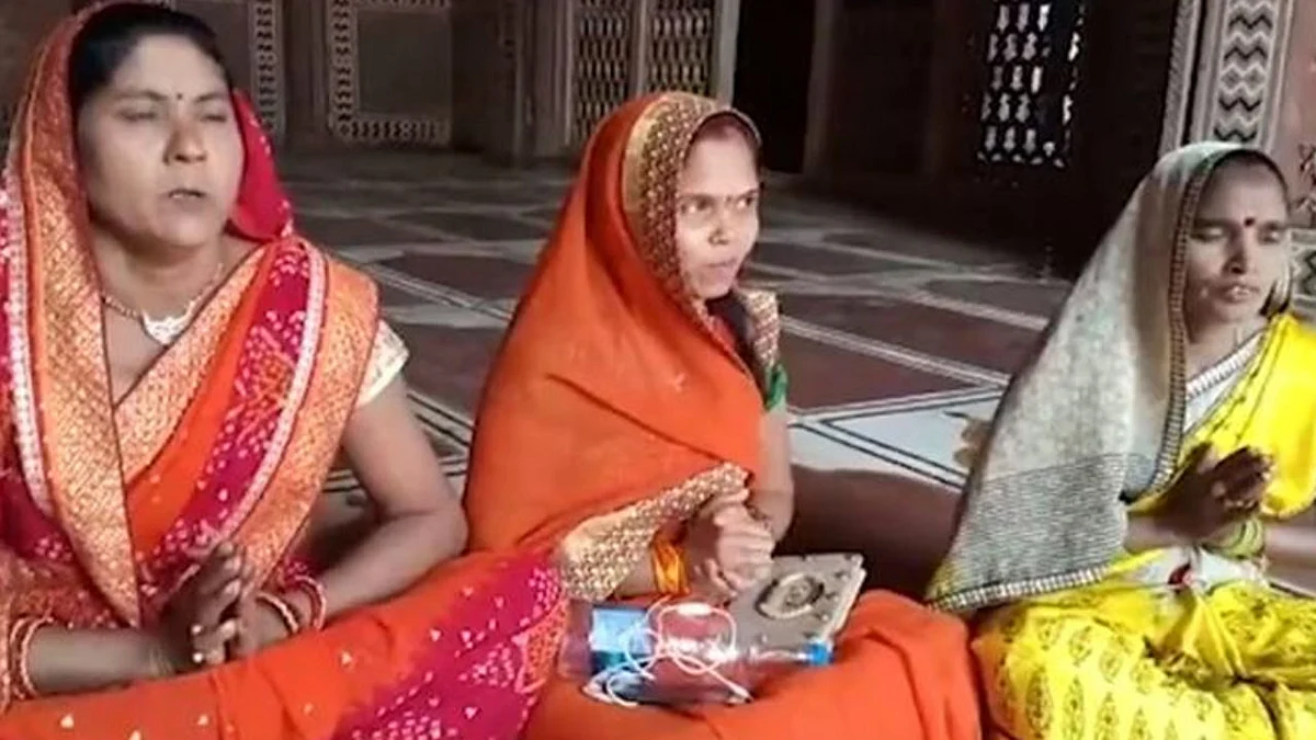 താജ്മഹലില് പൂജ നടത്തുന്ന ഹിന്ദുത്വ സംഘടനാ പ്രവര്ത്തകര് 