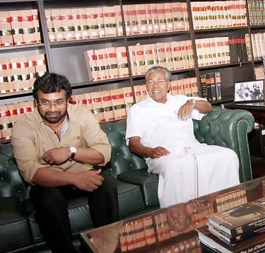 ‘ഏത് മുഖ്യമന്ത്രി?’; മരടില് മാധ്യമ ഉപദേഷ്ടാവിന് ഫ്ളാറ്റുണ്ടോ എന്ന ചോദ്യത്തിന് സര്ക്കാരിന്റെ വിചിത്ര മറുപടി