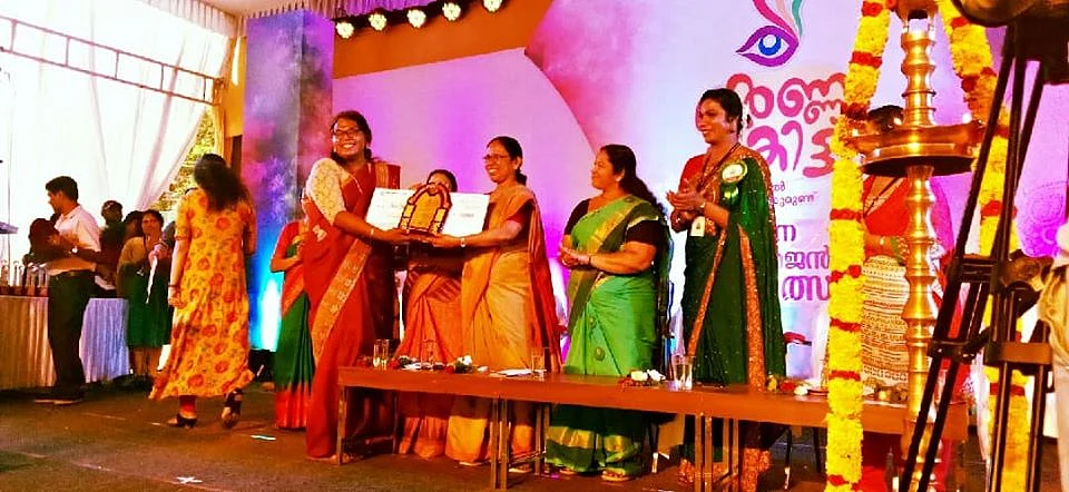 കവയിത്രി വിജയരാജ മല്ലികയെ ആദരിക്കുന്നു 