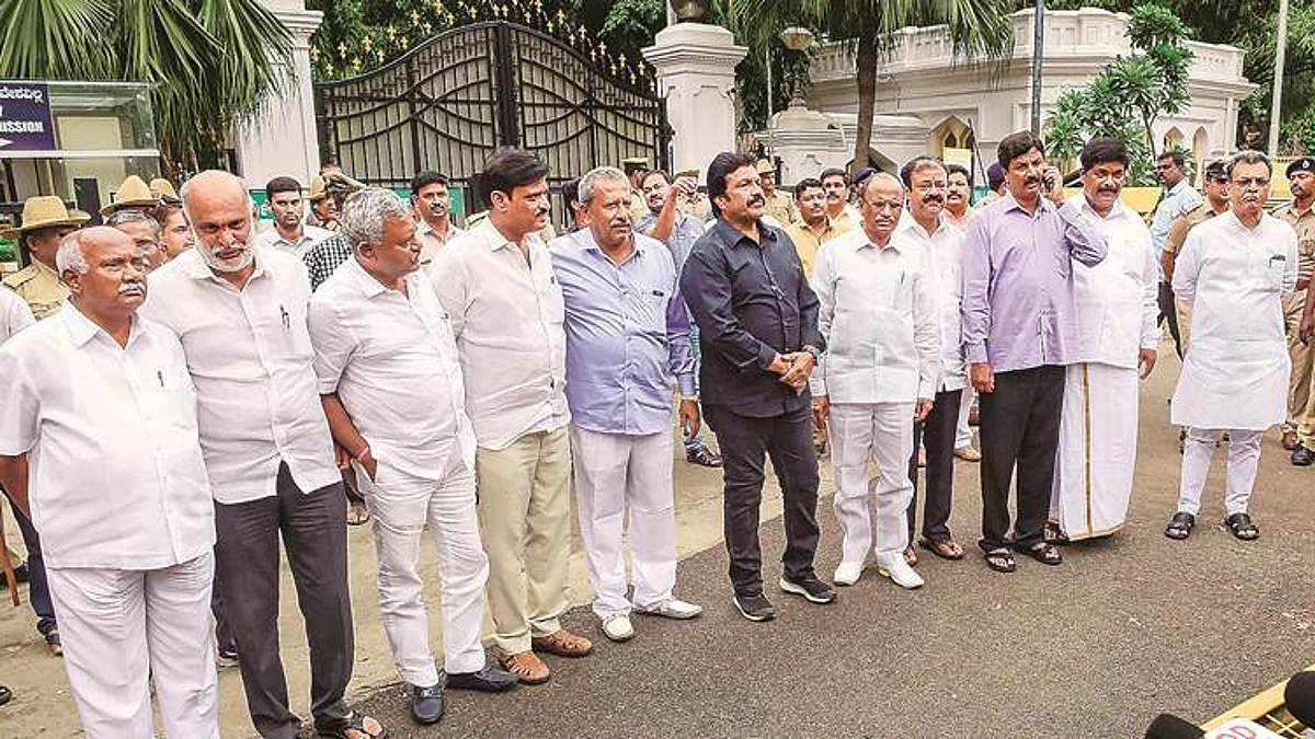 കര്ണാടകയില് കൂറുമാറിയ എംഎല്എമാര്ക്ക് ബിജെപി അംഗത്വം; ഉപതെരഞ്ഞെടുപ്പില് മത്സരിച്ചേക്കും
