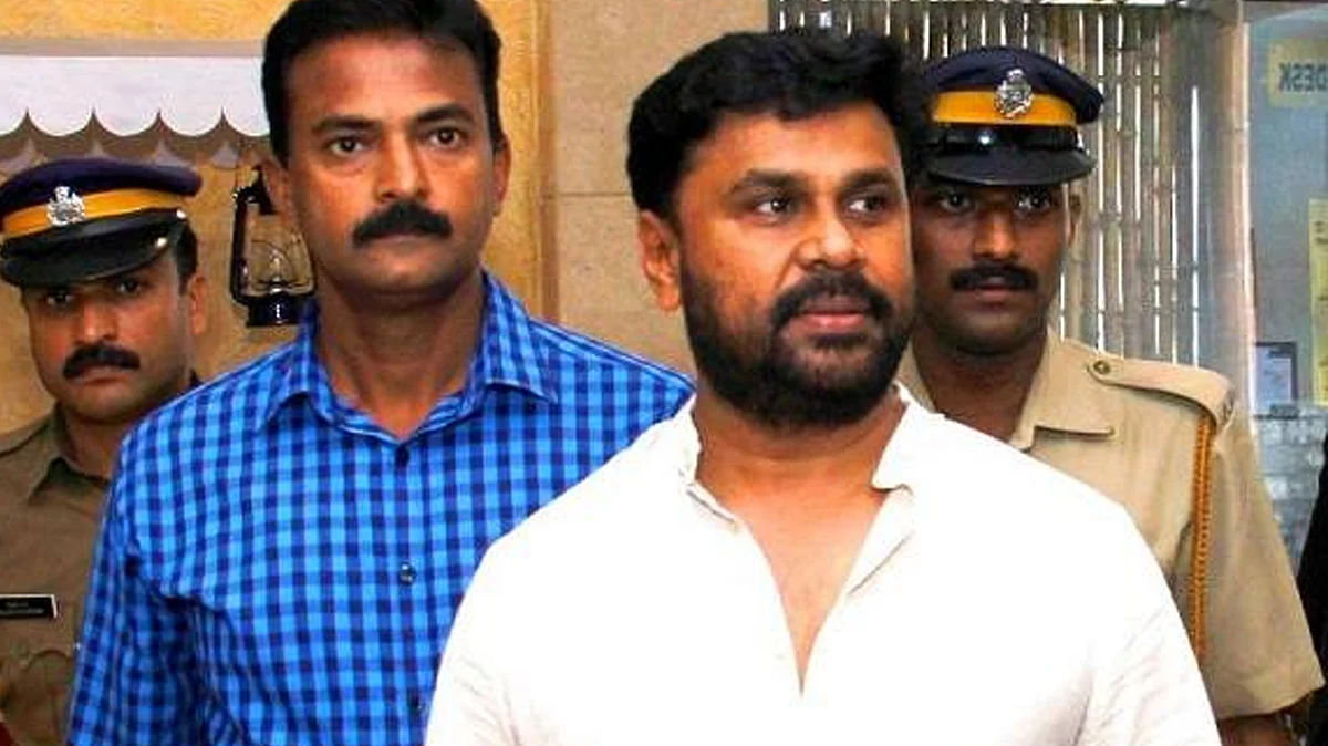 നടിയെ ആക്രമിച്ച കേസില് കൂട്ടുപ്രതികള്ക്കൊപ്പമല്ലാതെ ദൃശ്യങ്ങള് പരിശോധിക്കണമെന്ന് ദിലീപ്