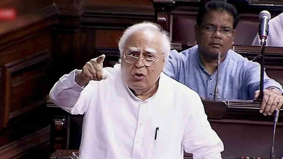 ‘ഇന്ത്യയെ രണ്ട് ദിനോസറുകള് ഭരിക്കുന്ന ജുറാസിക് റിപ്പബ്ലിക് ആക്കരുത്’ ; ആഞ്ഞടിച്ച് കപില് സിബല്