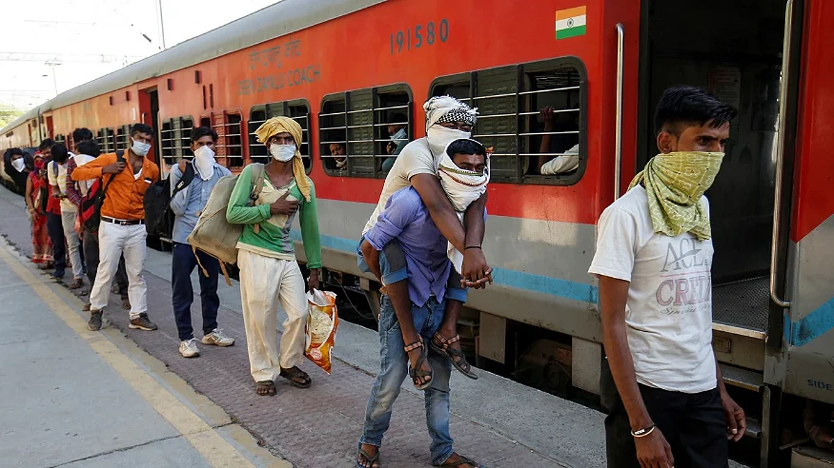 അതിഥി തൊഴിലാളികള്ക്കുള്ള ട്രെയിനുകള് റദ്ദാക്കി കര്ണാടക, നടപടി യെദ്യൂരപ്പ ബില്ഡര്മാരെ കണ്ടതിന് പിന്നാലെ