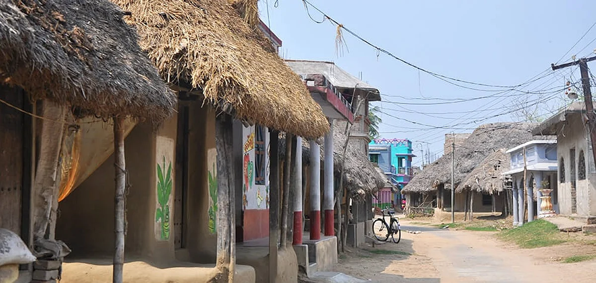 15 കാരി പൂ പറിച്ചതിന് 40 ദളിത് കുടുംബങ്ങള്ക്ക് ഊരുവിലക്ക്;
പൊതുനിരത്തിലും വയലിലുമടക്കം പ്രവേശിപ്പിക്കാതെ ക്രൂരത