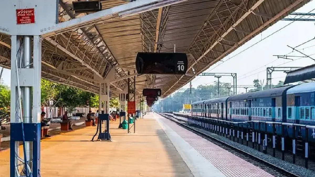 ഭിക്ഷാടനവും പുകവലിയും കുറ്റകൃത്യങ്ങളുടെ പട്ടികയില് നിന്നൊഴിവാക്കാന് റെയില്വേ; ജനങ്ങളില് നിന്ന് പ്രതികരണം തേടും