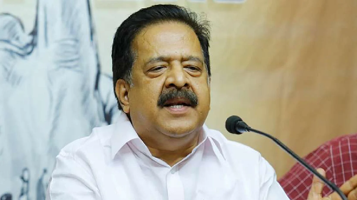 'കേരളം ഭരിക്കുന്നത് കൊള്ളസംഘം, മുഖ്യമന്ത്രിയുടെ ഓഫീസില് അധോലോക പ്രവര്ത്തനം'; കസ്റ്റഡിയിലായത് സര്ക്കാരും പാര്ട്ടിയുമെന്ന് ചെന്നിത്തല