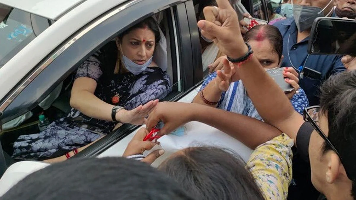 സ്മൃതി ഇറാനിയുടെ വാഹനം തടഞ്ഞു; ഡല്ഹിയില് പ്രതിഷേധം