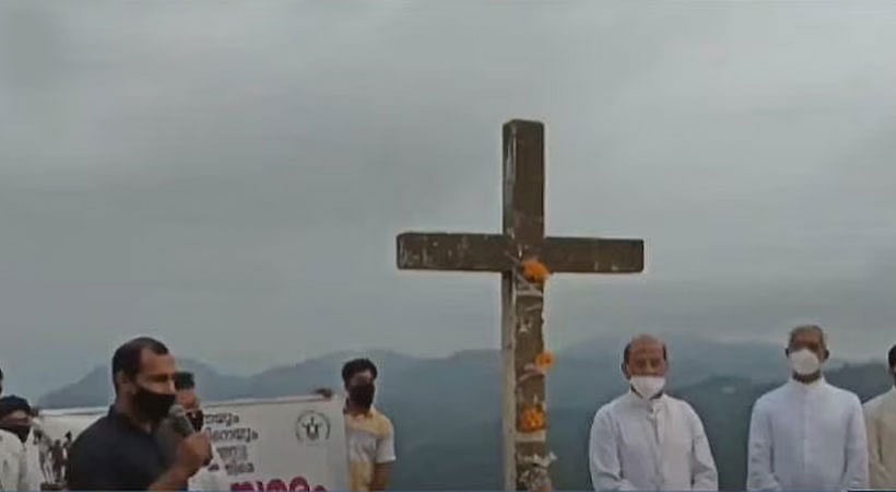 കുരിശിനെ അധിക്ഷേപിച്ചെന്ന് കാട്ടി കക്കാടം പൊയിലില്‍ കാവല്‍ സമരം

