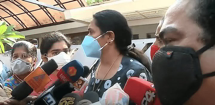 ബിനീഷിന്റെ ഭാര്യ വീട്ടുതടങ്കലിലെന്ന് ബന്ധുക്കള്‍, കുത്തിയിരുന്ന് പ്രതിഷേധം
