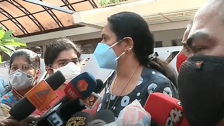 ബിനീഷിന്റെ ഭാര്യ വീട്ടുതടങ്കലിലെന്ന് ബന്ധുക്കള്, കുത്തിയിരുന്ന് പ്രതിഷേധം