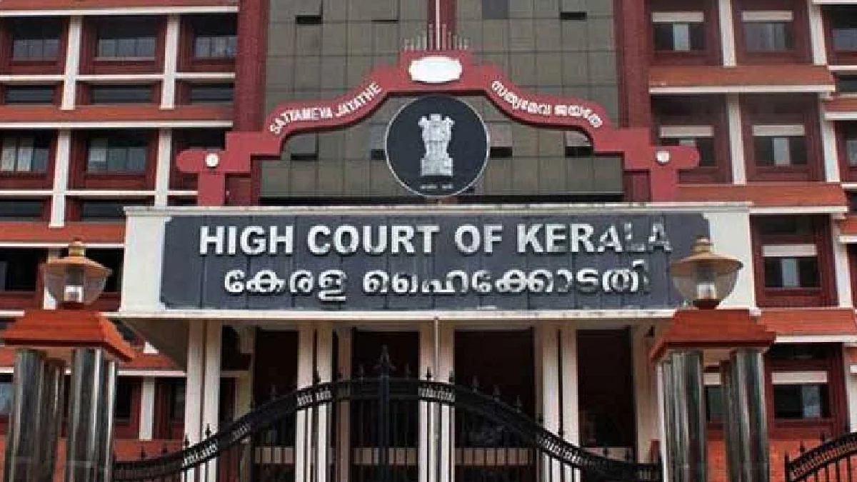 നടിയെ ആക്രമിച്ച കേസില് വിചാരണ കോടതി മാറ്റില്ല; നടിയുടെയും സര്ക്കാരിന്റെയും ഹര്ജി ഹൈക്കോടതി തള്ളി