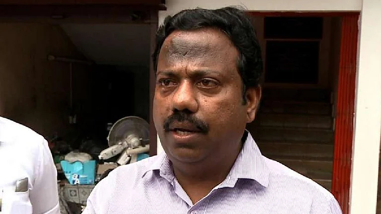 പത്തുവര്ഷത്തിനിടെ 4 വീടുകള്, പാര്ട്ടിയെ തെറ്റിദ്ധരിപ്പിച്ച് വിദേശയാത്ര; സക്കീര് ഹുസൈനെതിരെ സി.പി.എം അന്വേഷണറിപ്പോര്ട്ട്