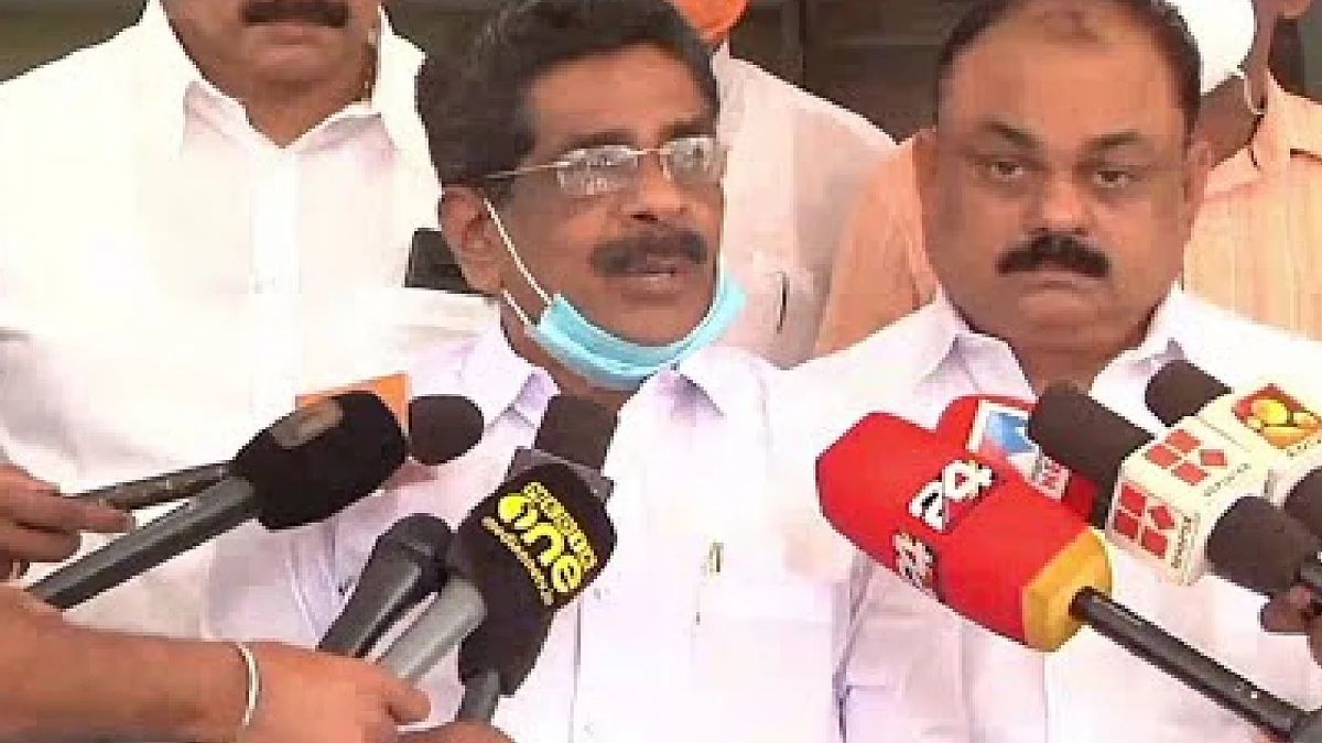 'പ്ലീസ് ടെല് മി, ആര്ക്ക് വേണ്ടിയാണ് നിങ്ങള് വന്നിരിക്കുന്നത്', വെല്ഫെയര് വിവാദത്തില് മുല്ലപ്പള്ളി
