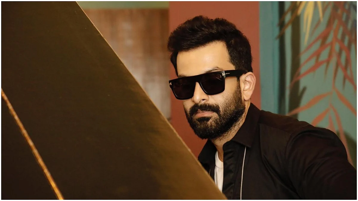 കണ്ണട കണ്ടാൽ അറിയാം കണ്ണ് കാണില്ല; അന്ധാദുന് ലുക്കിൽ പൃഥ്വിരാജ്