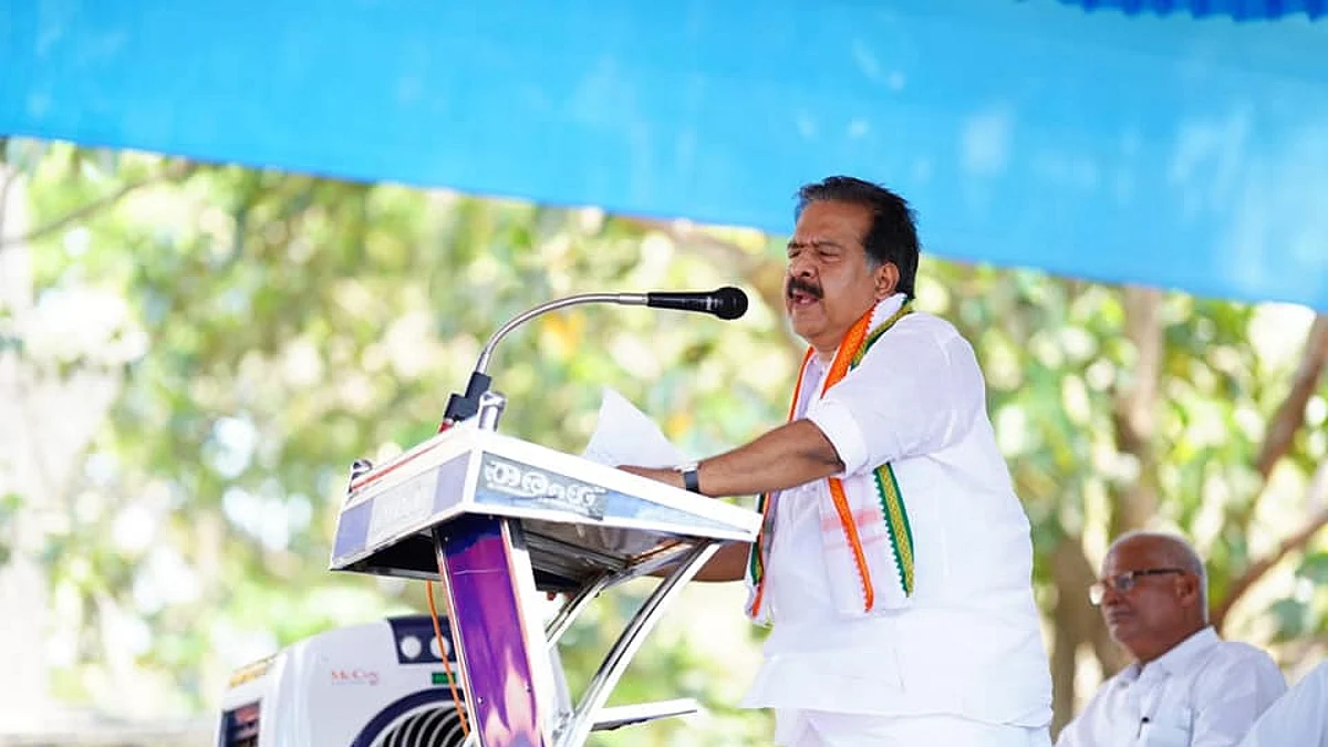ഏപ്രില് ആറിന് ശേഷം പെന്ഷനും ഭക്ഷ്യധാന്യവും വിഷു കിറ്റും കൊടുക്കണമെന്ന് ചെന്നിത്തല, 2016ല് പിണറായിയും പരാതി കൊടുത്തു