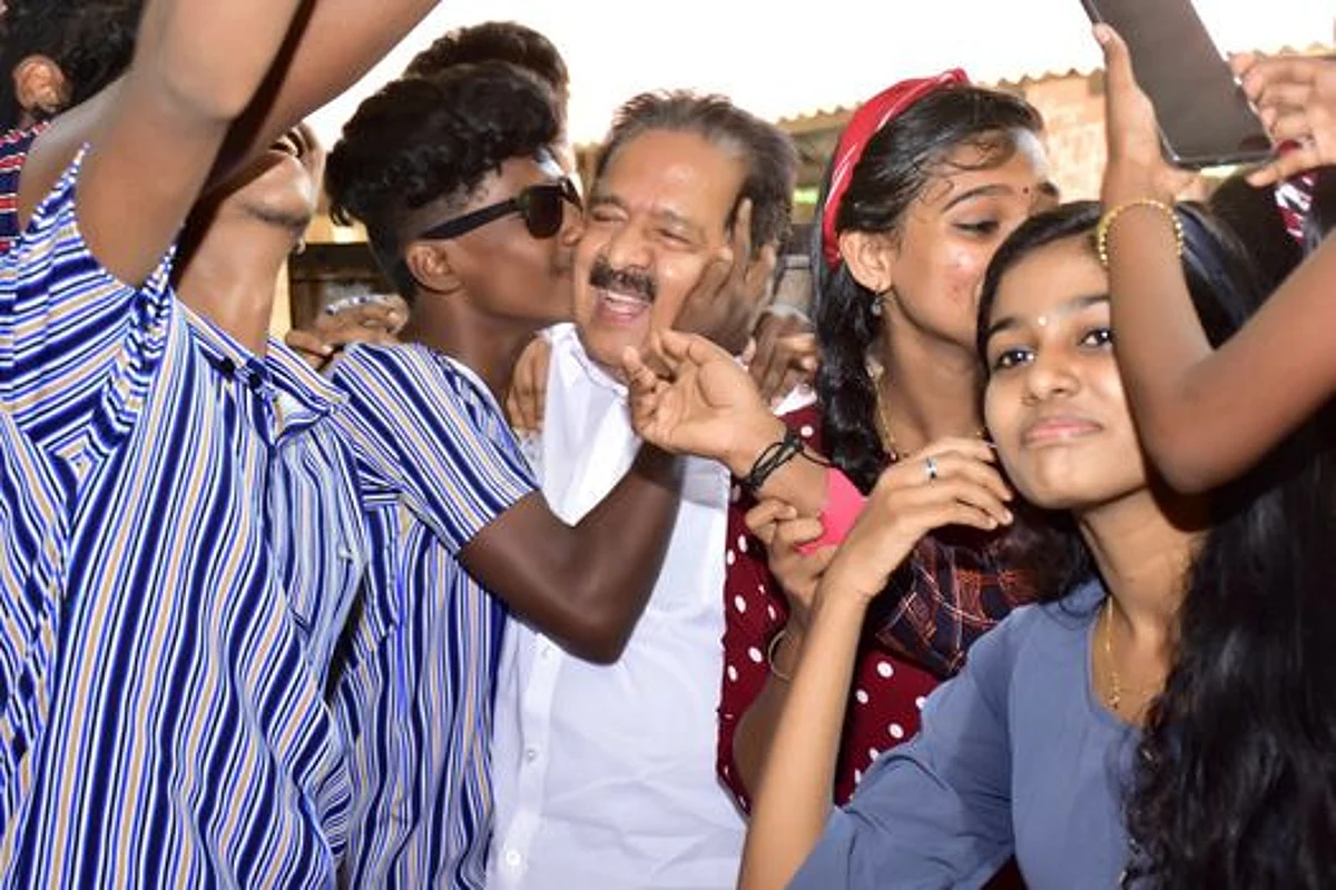 ഓടിയെത്തിയ പത്താം ക്ലാസുകാരന് തുരുതുരാ ഉമ്മ, ഫോട്ടോ പങ്കുവച്ച് രമേശ് ചെന്നിത്തല
