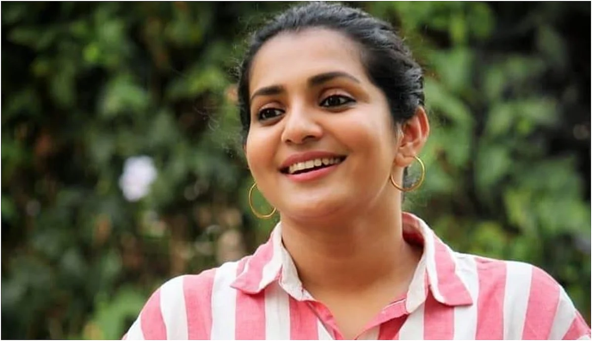 മലപ്പുറത്തെ ആരാധനാലയങ്ങളിലെ കൊവിഡ് നിയന്ത്രണം തിരുത്തരുതെന്ന് പാര്വതി തിരുവോത്ത്