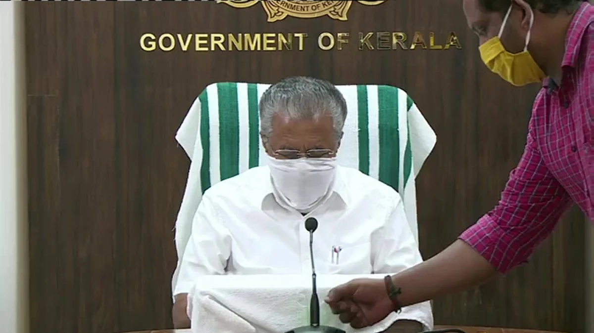 സ്ഥിതി ഗുരുതരമെന്ന് മുഖ്യമന്ത്രി, കൂടുതല് നിയന്ത്രണങ്ങളിലേക്ക്; തിങ്കളാഴ്ച രാഷ്ട്രീയ കക്ഷികളുടെ യോഗം