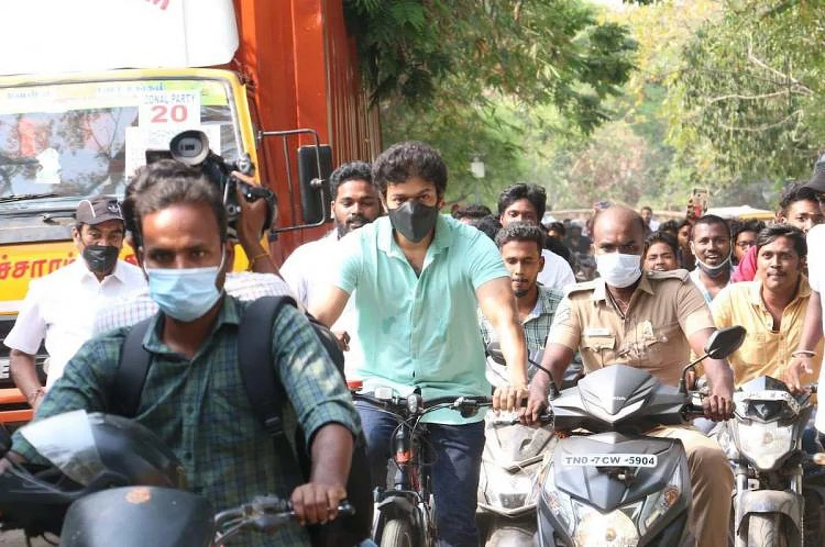 ഇന്ധനവില വർദ്ധനവിനെതിരെയുള്ള പ്രതിഷേധമല്ല; വിജയ്യുടെ സൈക്കിൾ യാത്രയ്ക്ക് പിന്നിലെ കാരണത്തെക്കുറിച്ച് താരത്തിന്റെ പബ്ലിസിറ്റി വിഭാഗം