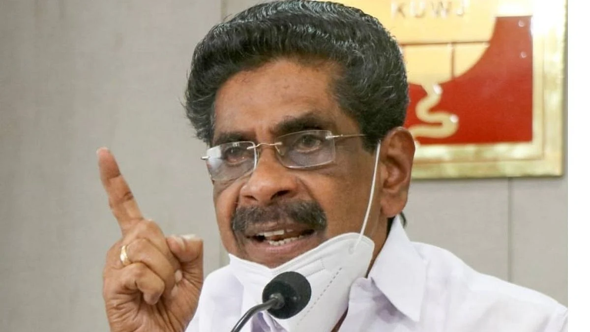 തെരഞ്ഞെടുപ്പില് മത്സരിക്കാതിരുന്നത് കാലുവാരല് ഭയന്ന്; ചെന്നിത്തലയ്ക്ക് പിന്നാലെ ഹൈക്കമാന്ഡിനെ അതൃപ്തി അറിയിച്ച് മുല്ലപ്പള്ളിയും