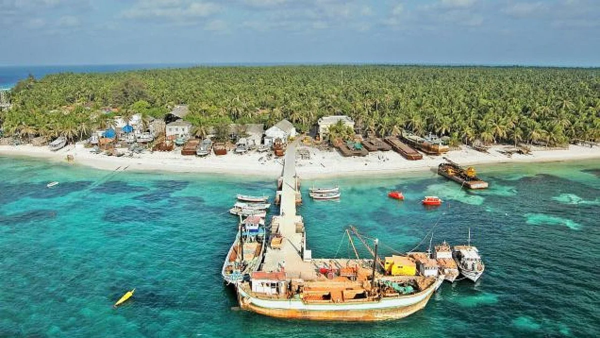ദ്വീപില് സന്ദര്ശക വിലക്ക്, ഇന്റര്നെറ്റ് വേഗതയും കുറയുന്നു; പ്രതിഷേധം കനക്കുമ്പോള് അഡ്മിനിസ്ട്രേറ്റര് ഇന്ന് ദ്വീപിലെത്തിയേക്കും