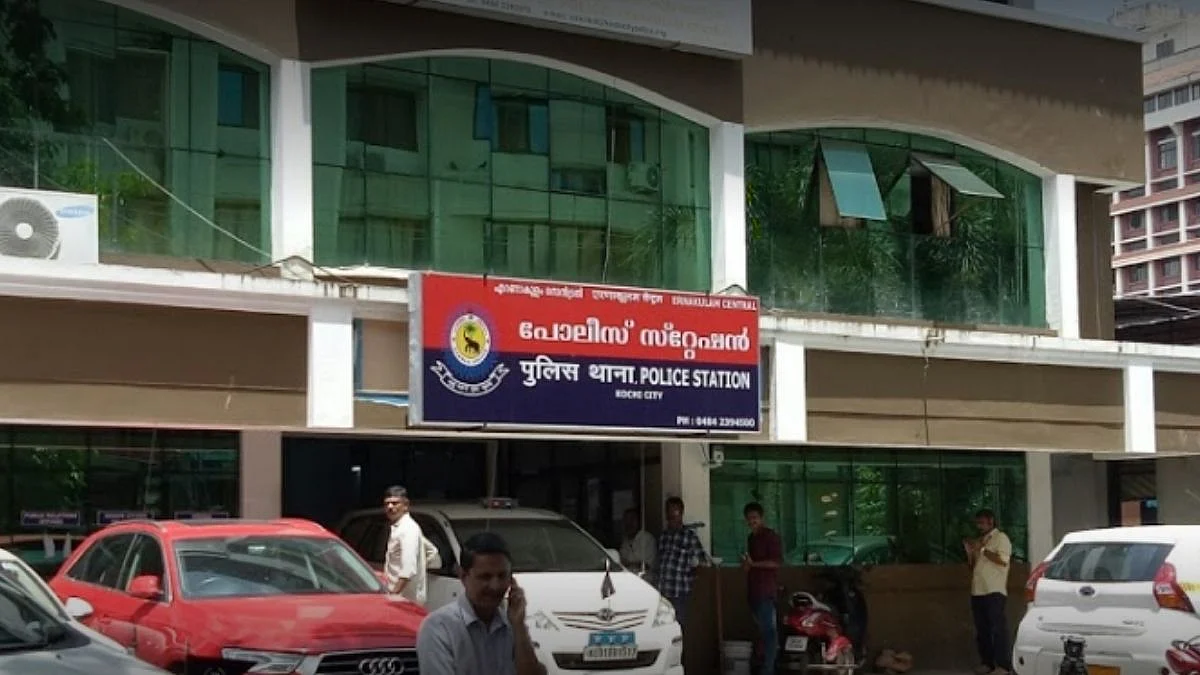 കൊച്ചിയിലെ ഫ്ളാറ്റില് യുവതിയെ കെട്ടിയിട്ട് പീഡിപ്പിച്ച സംഭവം; ഒരു വര്ഷമായിട്ടും പ്രതിയെ പിടികൂടാതെ പൊലീസ്, ഒളിവിലാണെന്ന് വിശദീകരണം