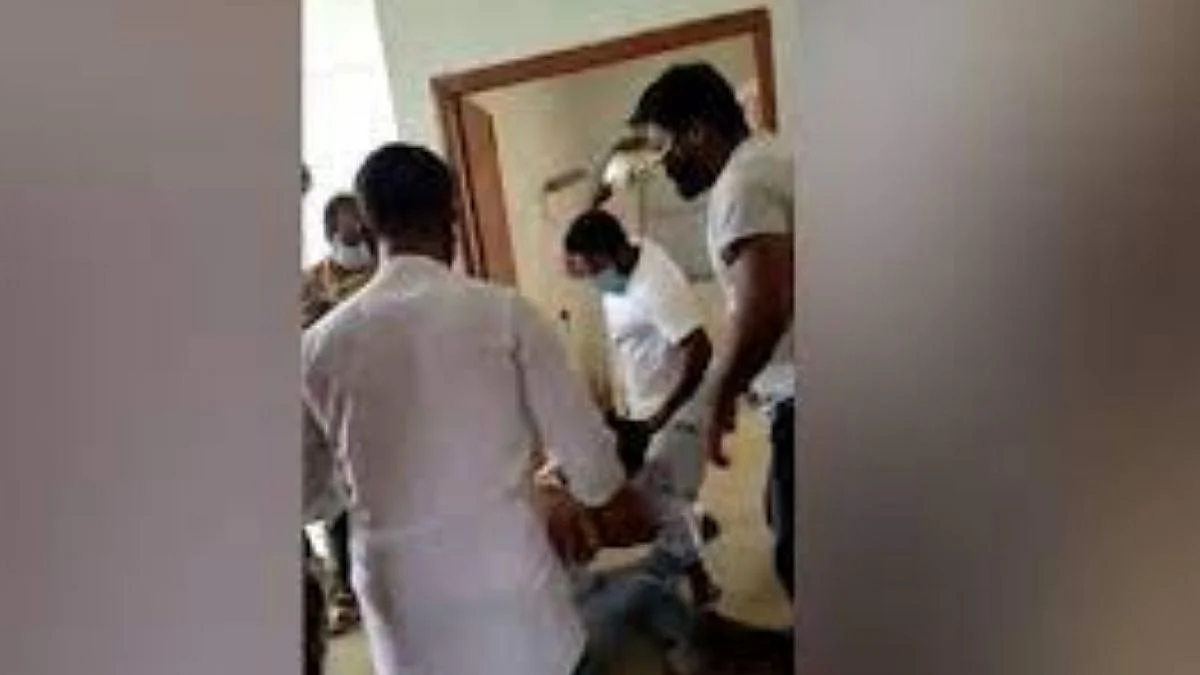 കൊവിഡ് രോഗി മരിച്ചതിന് പിന്നാലെ ചൂലും പാത്രവും ഉപയോഗിച്ച് ഡോക്ടര്ക്ക് ബന്ധുക്കളുടെ മര്ദ്ദനം; നടപടി ആവശ്യപ്പെട്ട് ഐ.എം.എ