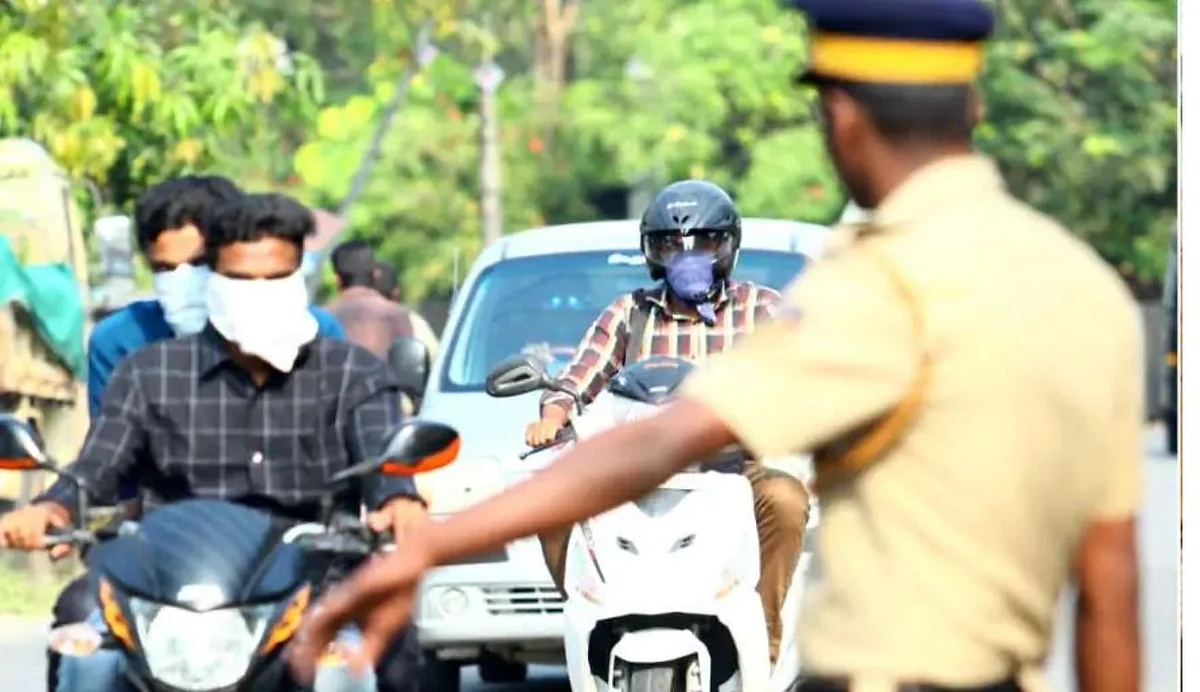 മൂന്ന് വയസുകാരിയെ കാറില് തനിച്ചാക്കി താക്കോലൂരി ഡോറടച്ചു; തിരുവനന്തപുരത്ത് പൊലീസിന്റെ കൊടും ക്രൂരത