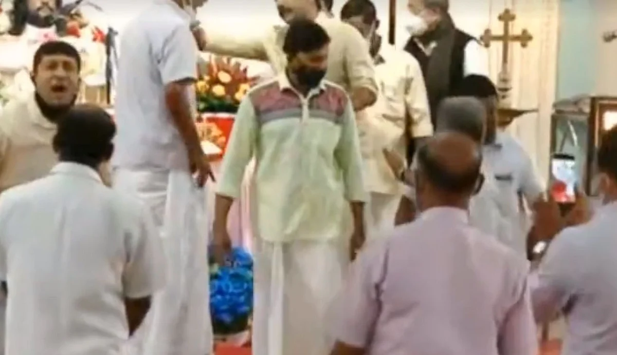 കുര്ബാന പരിഷ്കരണം; ഇടയലേഖനം വായിക്കുന്നതിനിടെ പള്ളിക്കകത്ത് പ്രതിഷേധവുമായി വിശ്വാസികള്